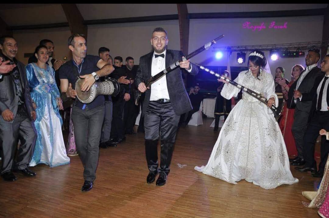 Mariés et invités pendant un moment festif
