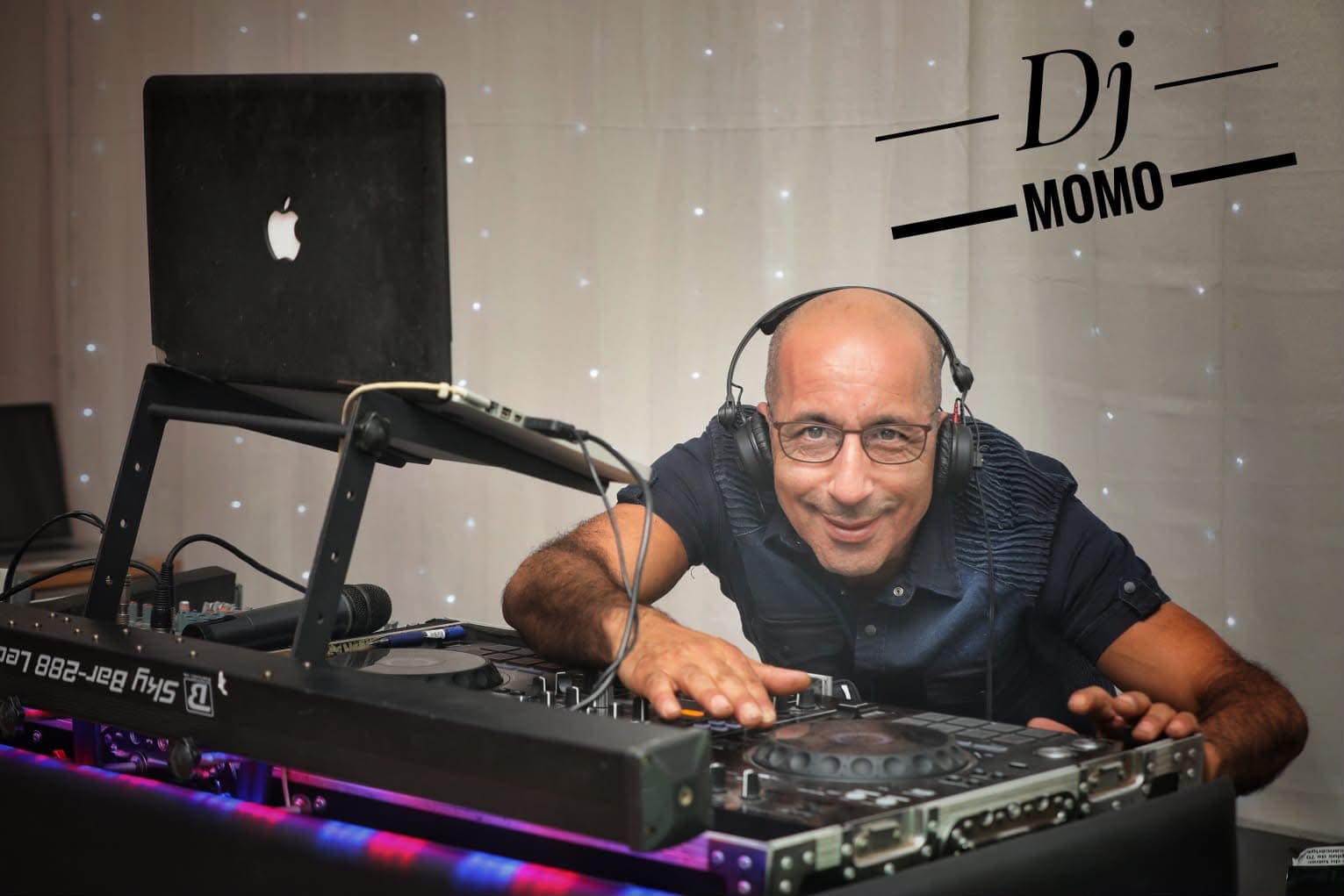 DJ-MOMO souriant à son poste de DJ