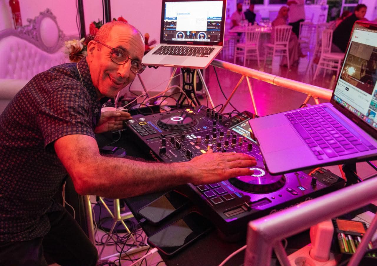 DJ-MOMO mixant pendant une réception