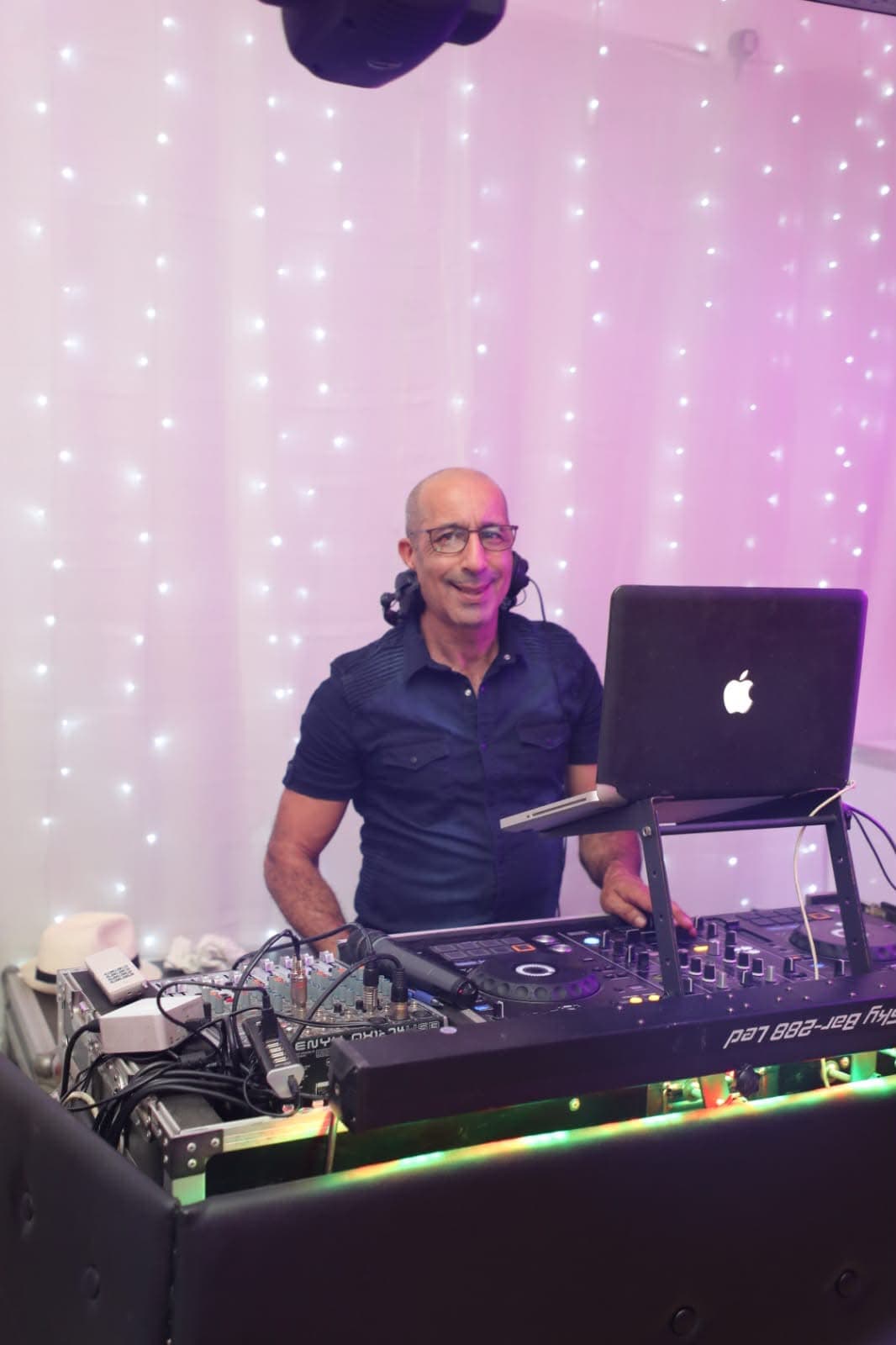 DJ-MOMO derrière son installation musicale